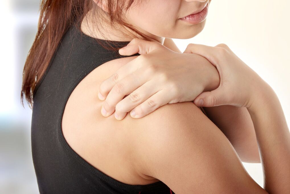 La osteocondrosis cervical puede ir acompañada de dolor en los hombros. 