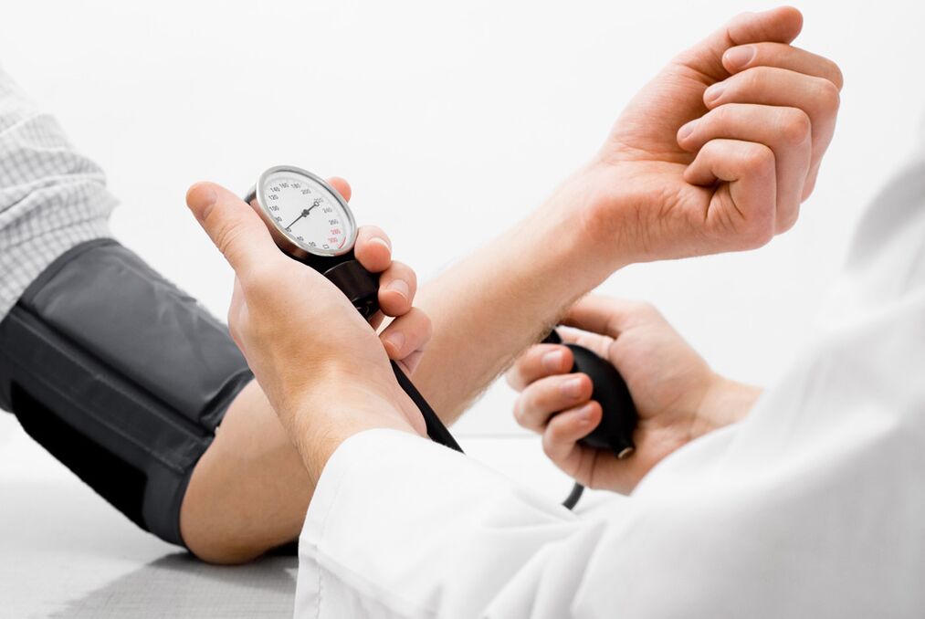Si no trata la osteocondrosis, habrá problemas con la presión arterial. 