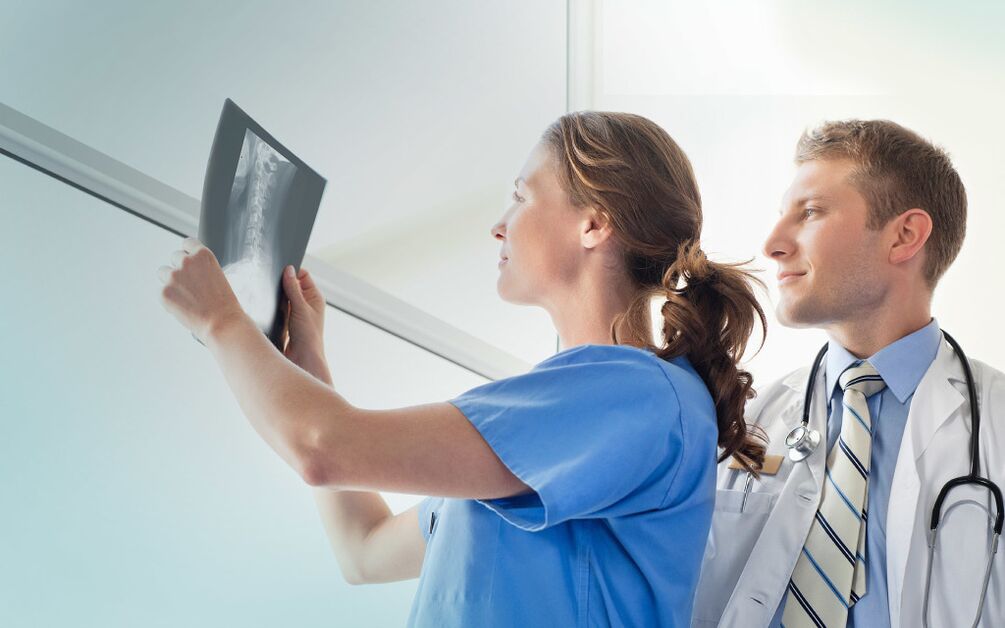 médicos mirando una radiografía para la artrosis